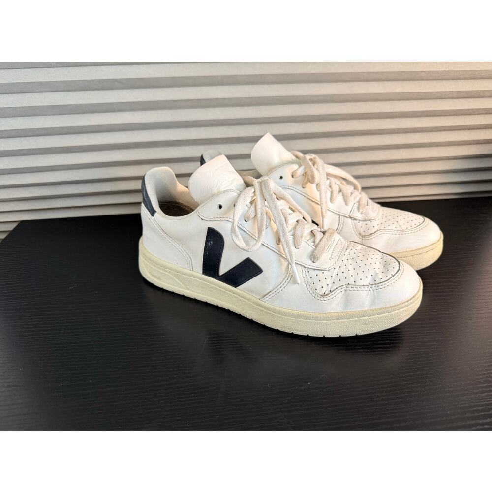 VEJA V-10 White Leather Sneakers Navy V Logo Lace Up Casual Shoes Women’s US 8